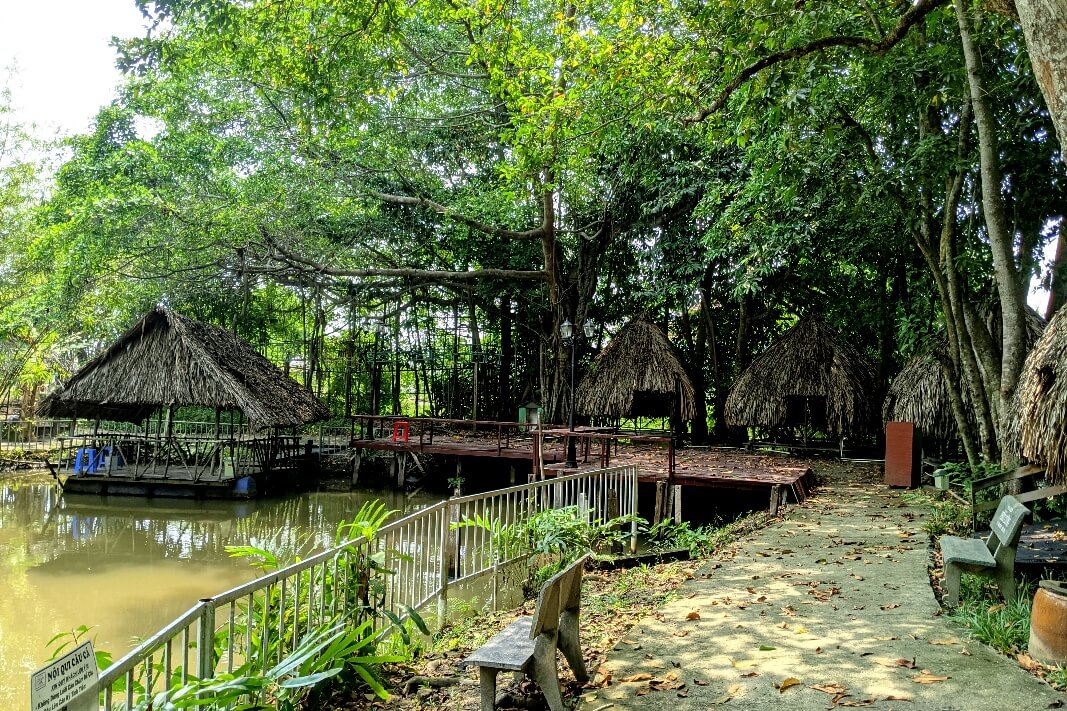 Team-building-binh-my-tham-quan-canh-dong-hoa-va-mieu-noi-11