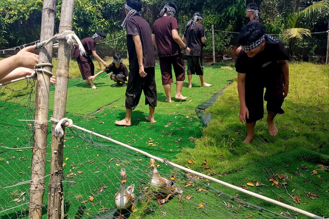 Team-building-binh-my-tham-quan-canh-dong-hoa-va-mieu-noi-14