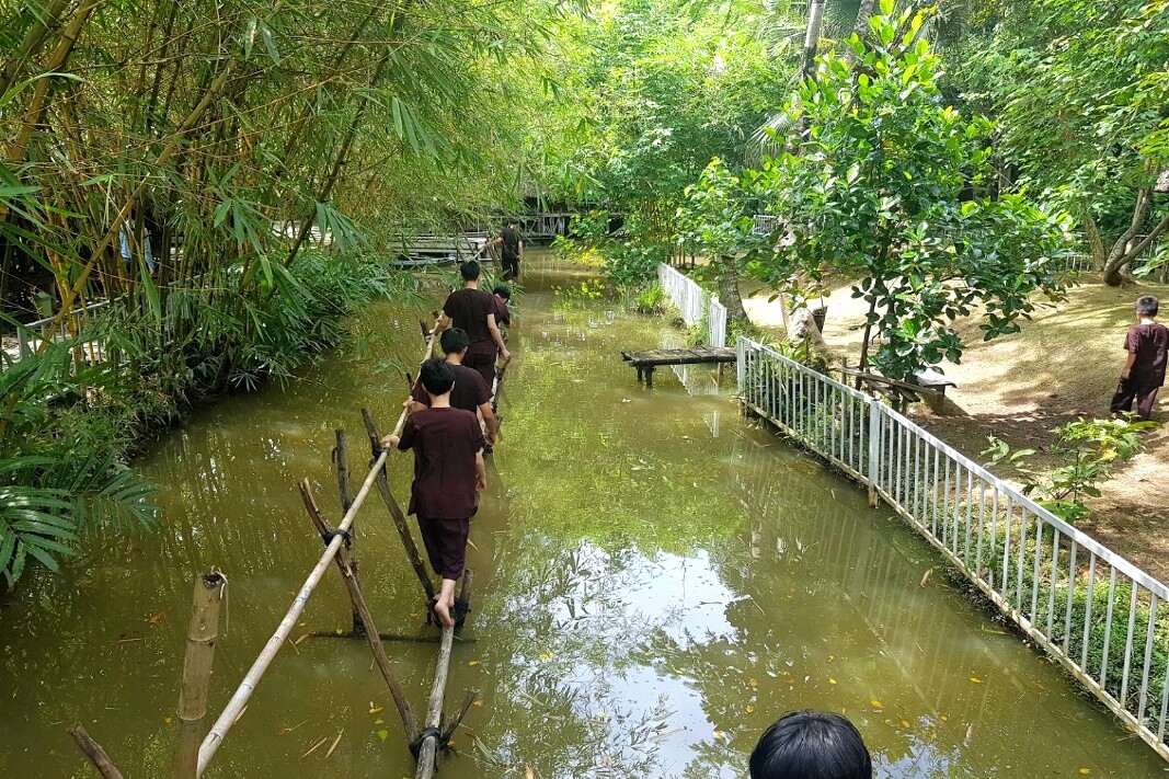 Team-building-binh-my-tham-quan-canh-dong-hoa-va-mieu-noi-17