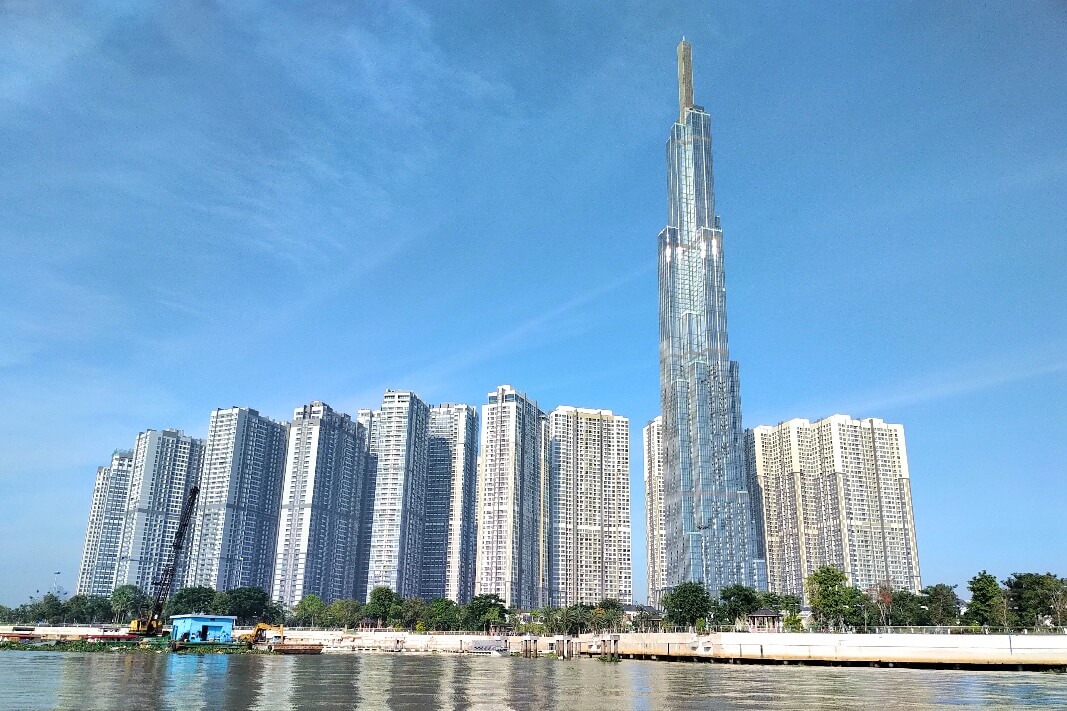 Team-building-binh-my-tham-quan-canh-dong-hoa-va-mieu-noi-2