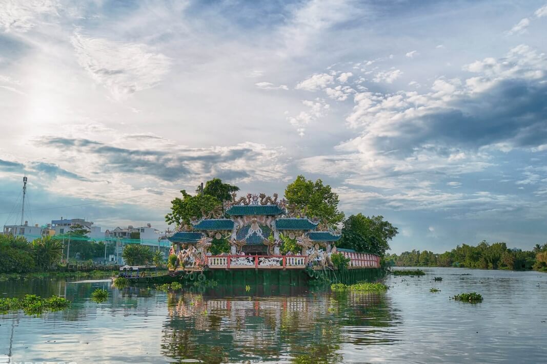 Team-building-binh-my-tham-quan-canh-dong-hoa-va-mieu-noi-3